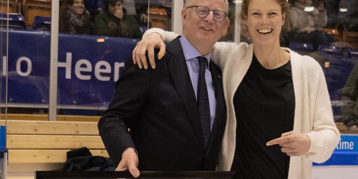 Glynis Barton gehuligd