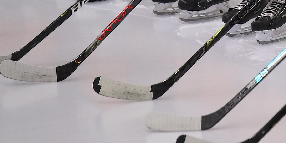 Stock - sticks en schaatsen