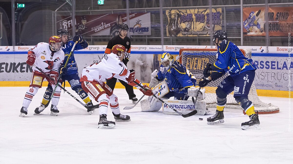 Puck voor het doel van Ruud Leeuwesteijn