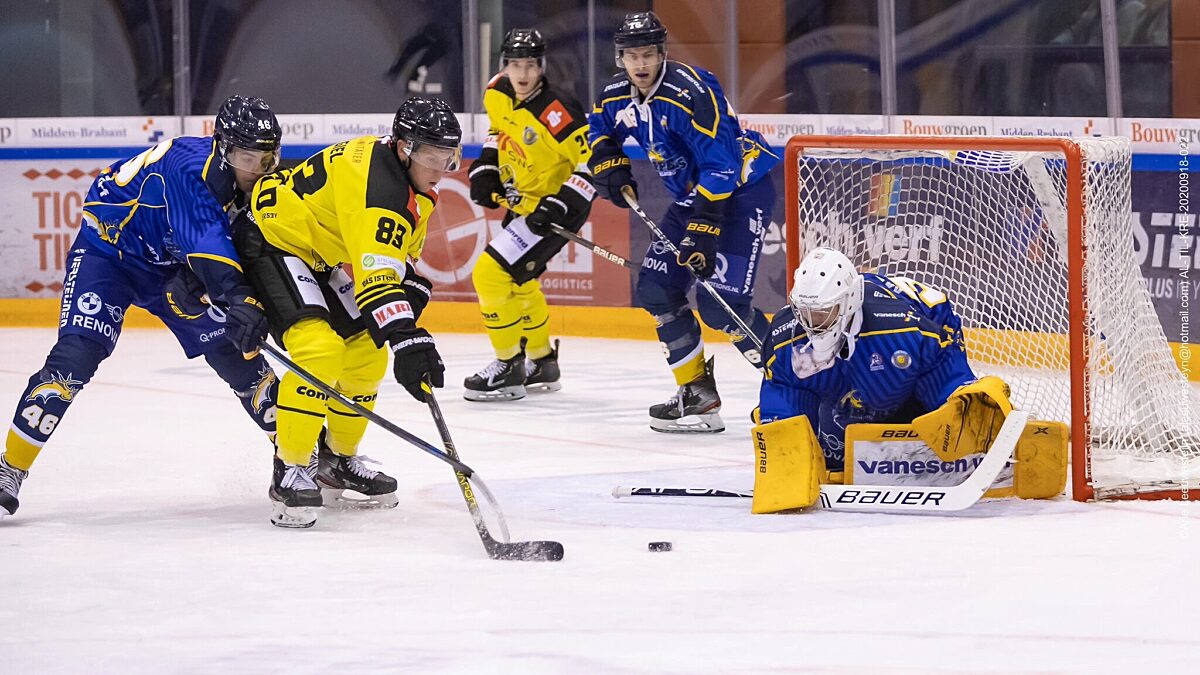 Duel voor het doel in oefenwedstrijd tussen Tilburg Trappers en Krefeld Penguine