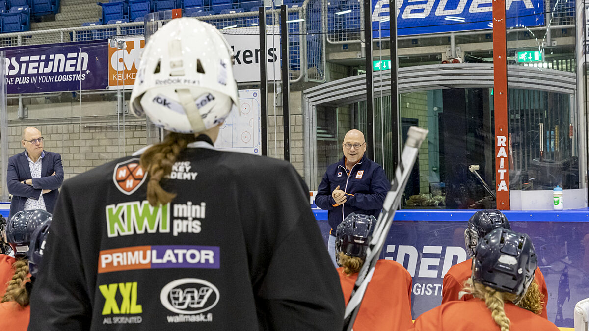 Maurits Hendriks van NOCNSF spreekt de TeamNL Vrouwenijshockeyers toe.