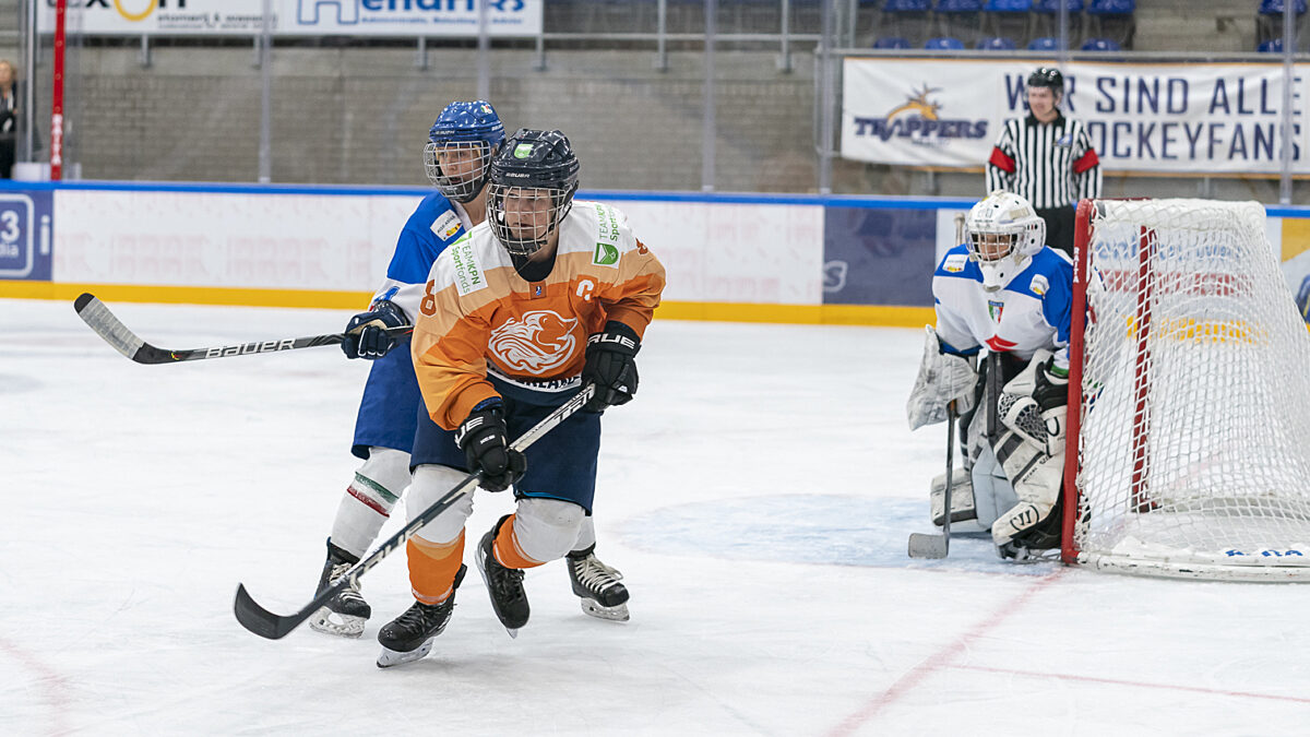 Savine Wielenga in actie tijdens Nederland - Italië