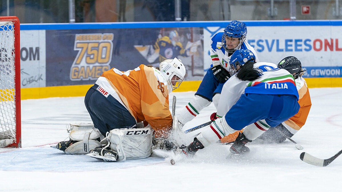 Oranje oefende op zaterdag 28 augustus tegen Italië. De TeamNL IJshockeyvrouwen verloren het duel met 3-0.