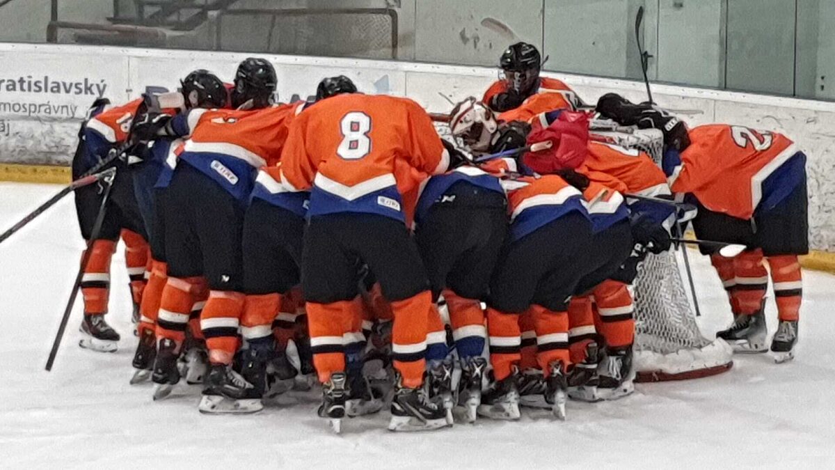 U16 talentontwikkelingsteam rond goal