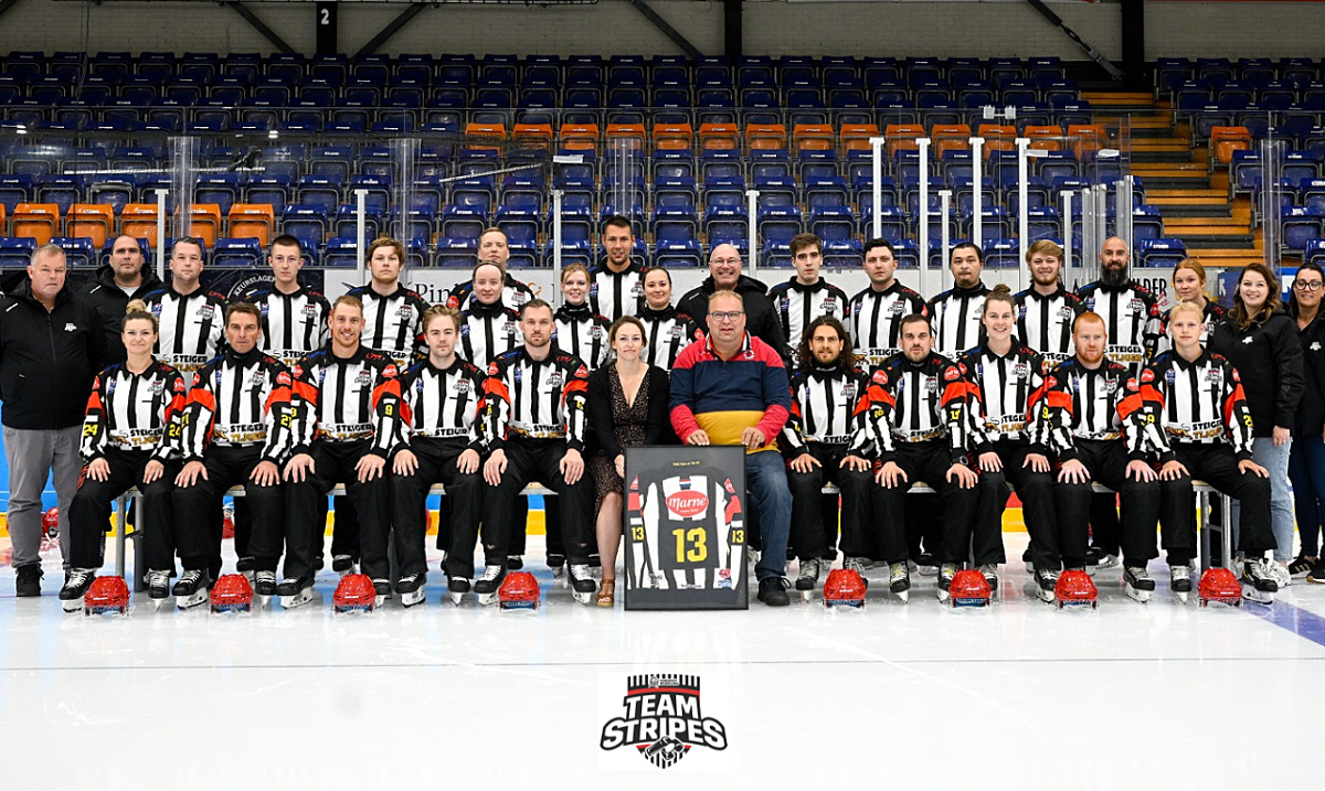 Fotoshoot Teamstripes in nieuw tenue met directeur Marne Mosterd Paul de Vries