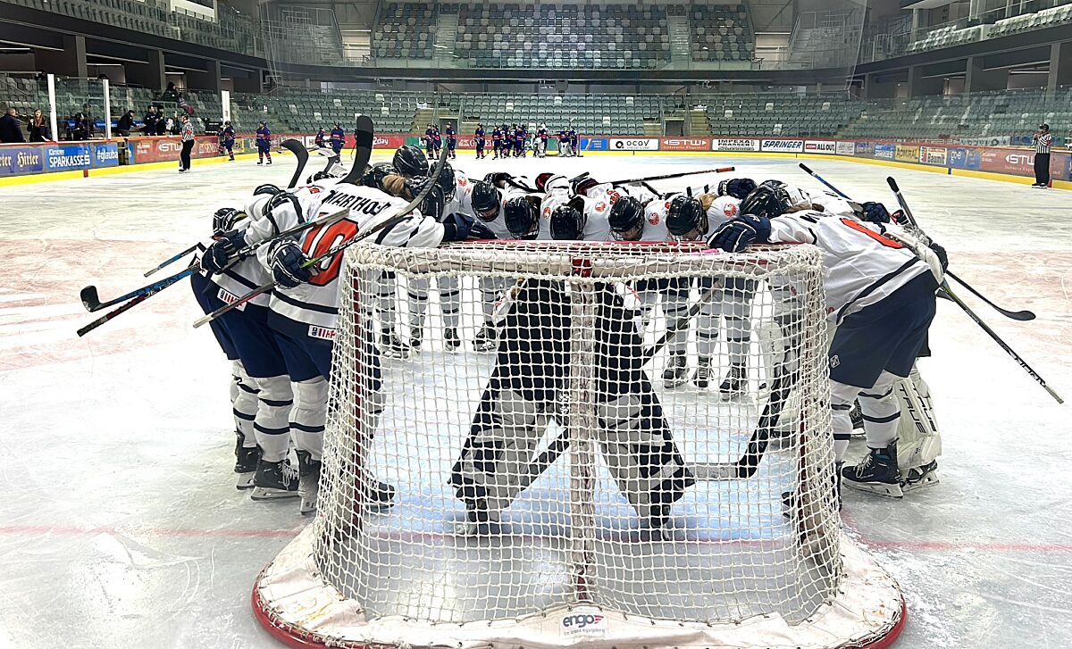 Team NL vrouwen voor aanvang oefenwedstrijd tegen Korea.