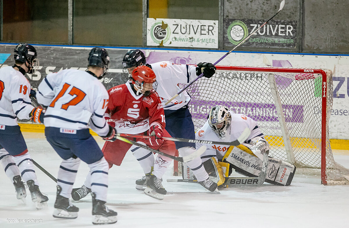 Actie uit Nederland U20 vs Kölner Haie U20