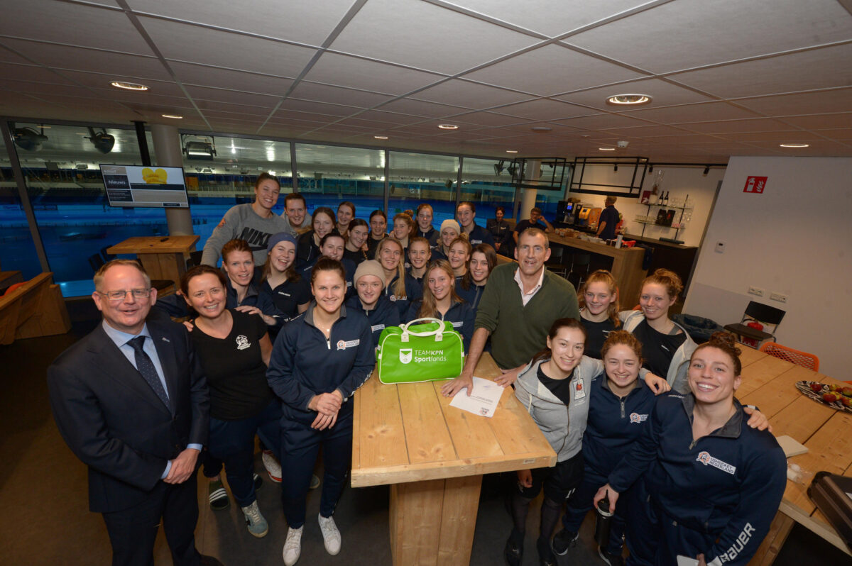 De Nederlandse vrouwen worden ondersteund door het TeamKPN Sportfonds
