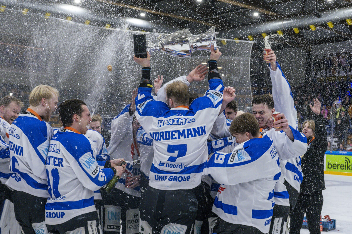 De beker en de champagne die hoort bij het kampioenschap