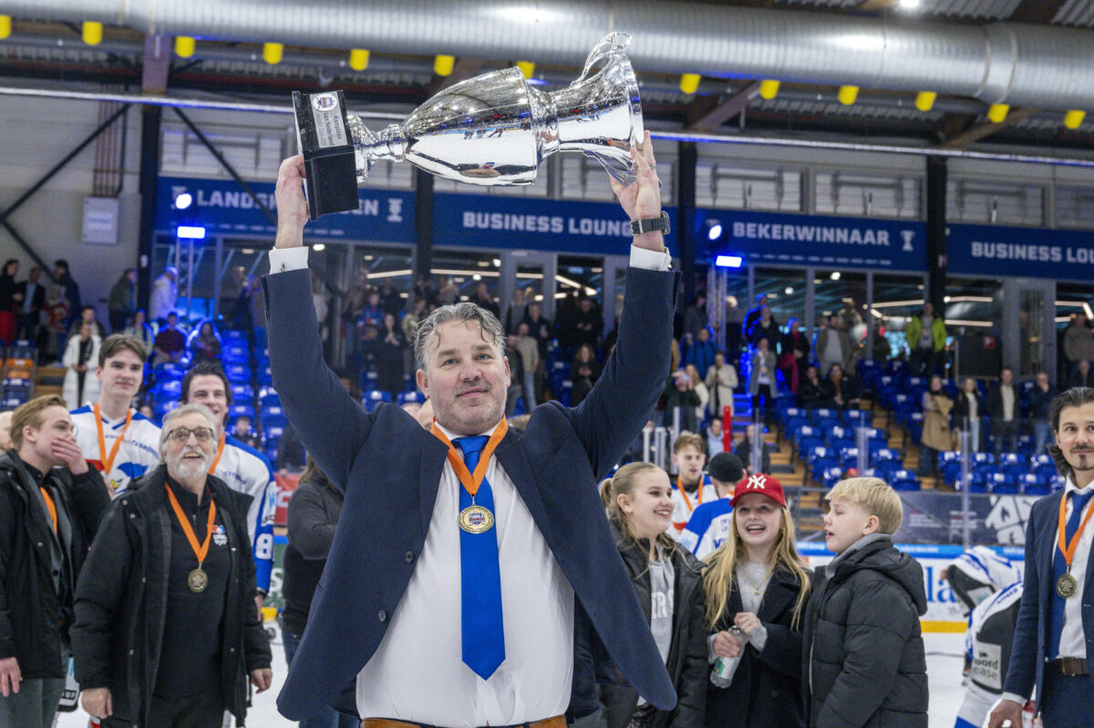 Mike Nason met de kampioensbeker 2024/25