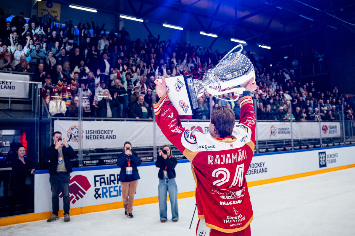 Tuukka Rajamäki met de beker. De Fin werd gekozen tot beste speler in de finale.