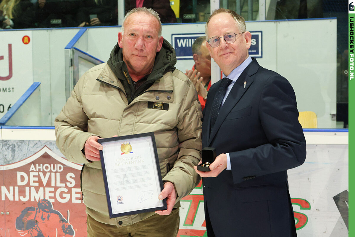 Voorzitter Jan Hopstaken (rechts) van IJshockey Nedelrand reikt de oorkonde uit aan oud-international Bill Wensink (links) die hoort bij het spelen van minimaal honderd interlands.