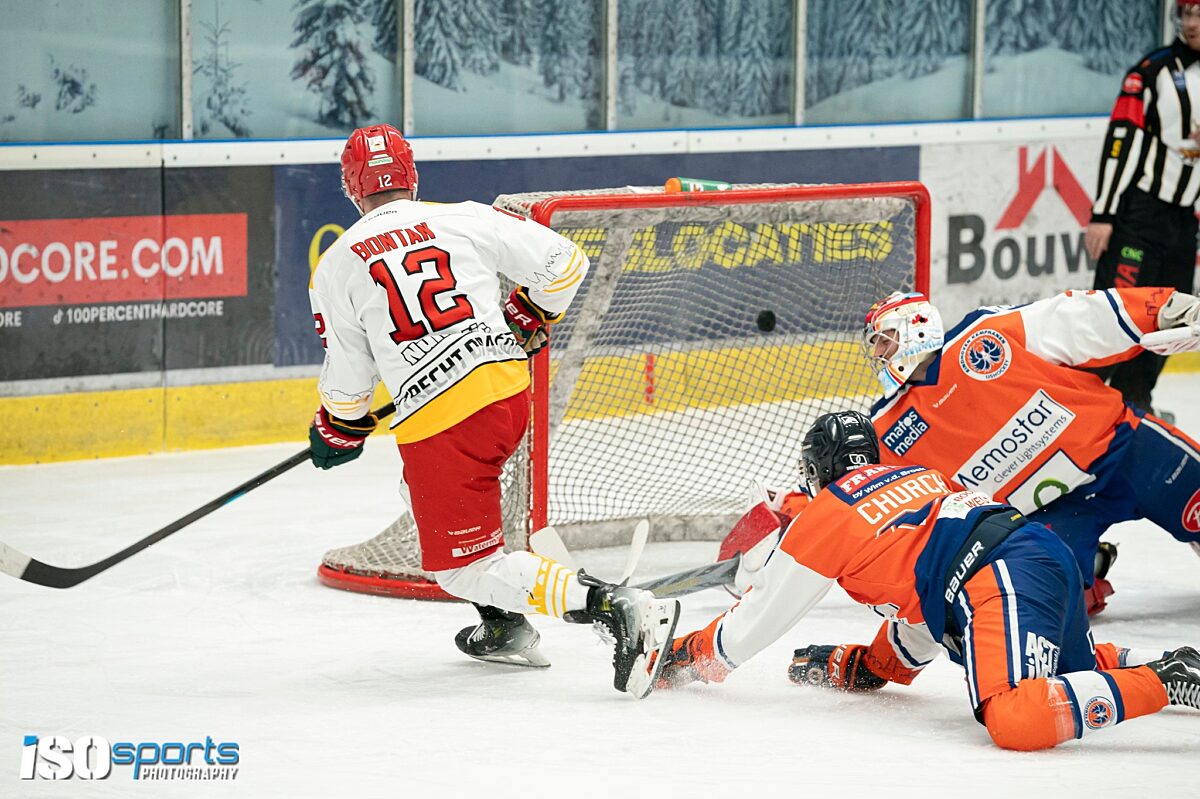 Indy Bontan van Utrecht scoort tegen Eindhoven in de derde kwartfinalewedstrijd.