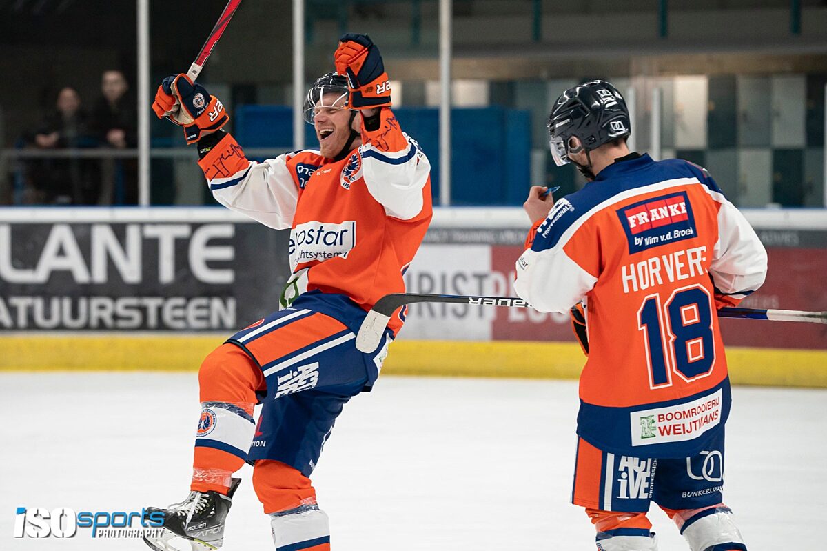 Eindhoven juicht om de winst op Utrecht in de kwartfinales van de play-offs.