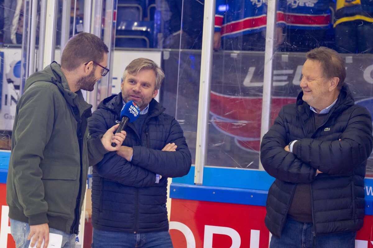 Tim van der Meulen (l) vraagt Pieter Poelsma (midden) en Henk Hoekstra om reactie Bekerloting