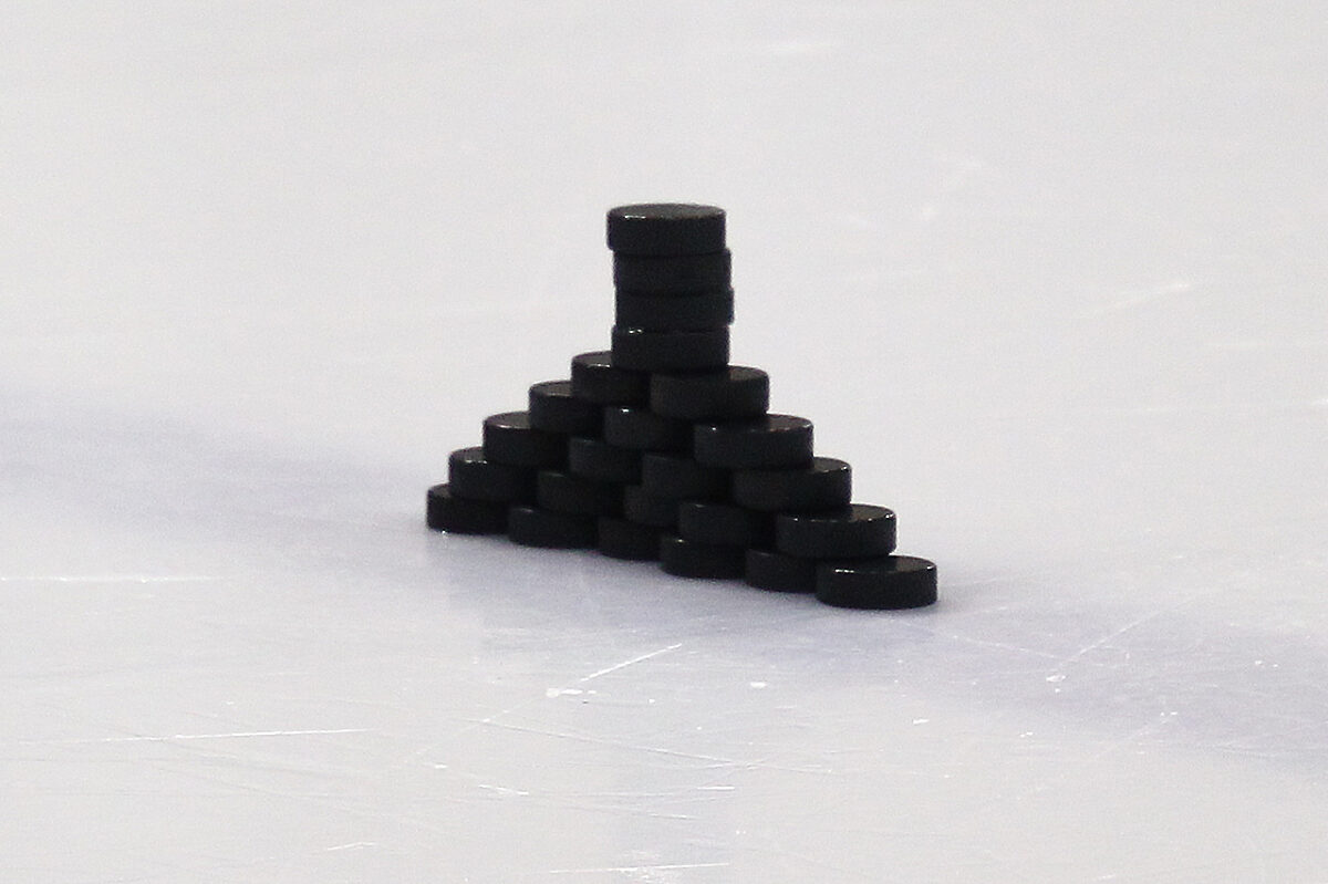 Stock - piramide van pucks