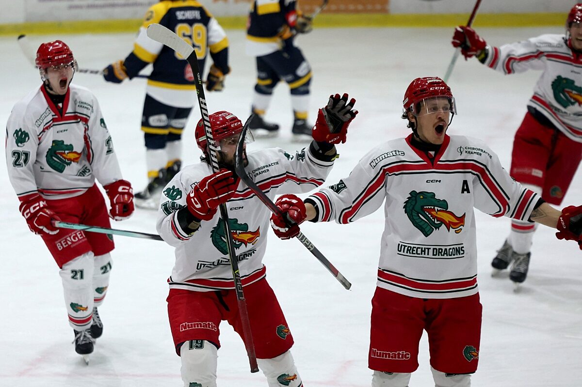 Utrecht viert een doelpunt in de serie tegen Zoetermeer in de play-offs in de Eredivisie in 2024