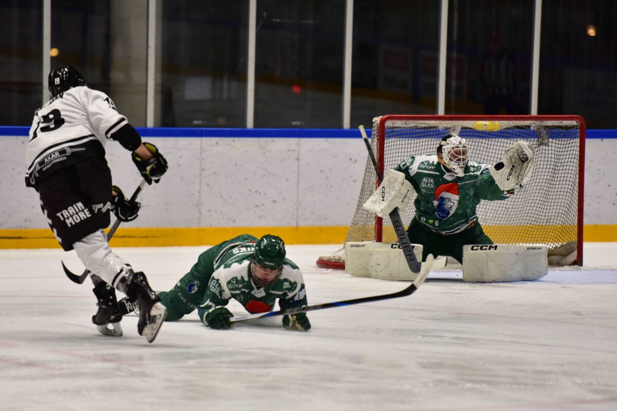 Schot van Amsterdam op het doel van Dordrecht Lions