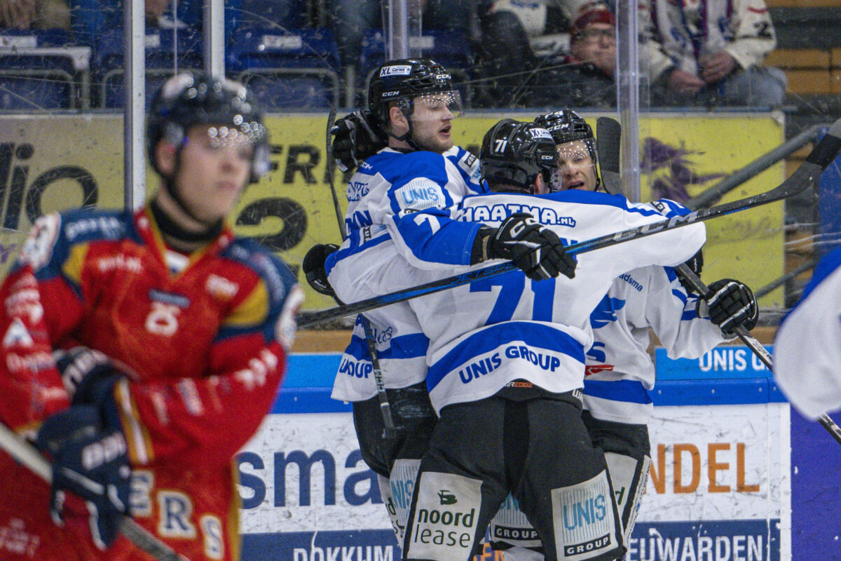 Flyers viert een doelpunt tegen Geleen in de finale om het landskampioenschap