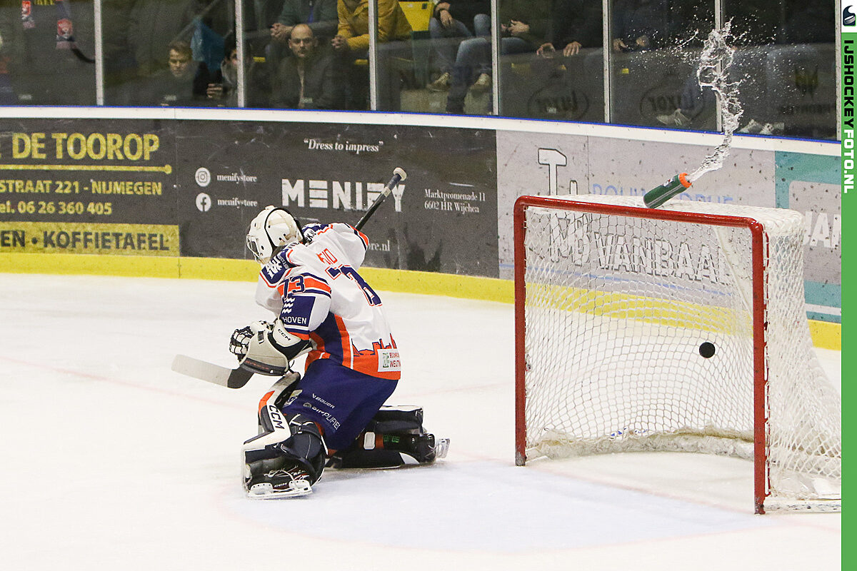 Waterfles vliegt de lucht in bij Nijmegen tegen Eindhoven