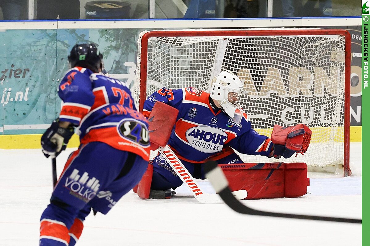 Nijmegen-doelman Juliën van Nes brengt redding. Boris van Bergen kijkt toe.