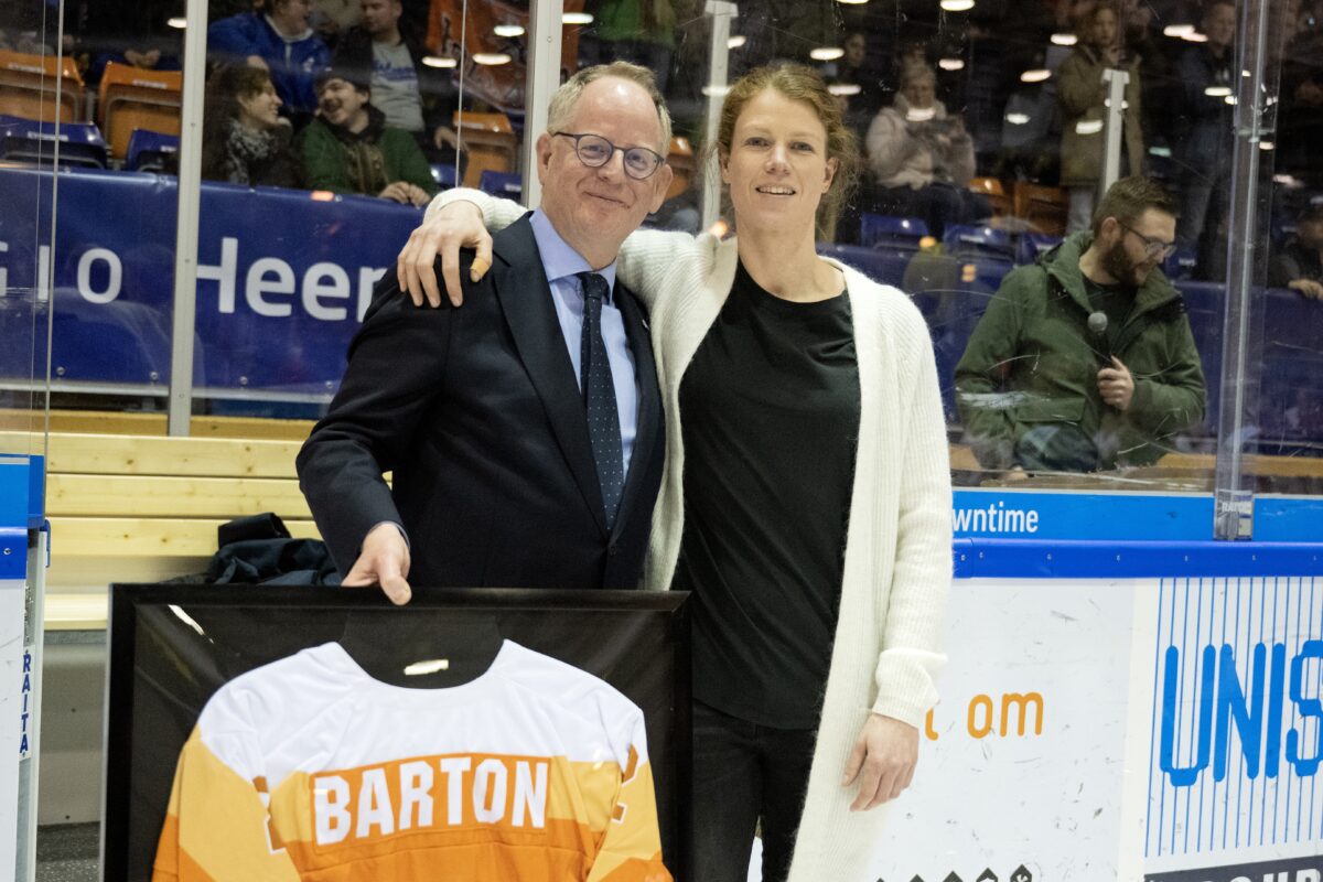 Glynis Barton gehuldigd