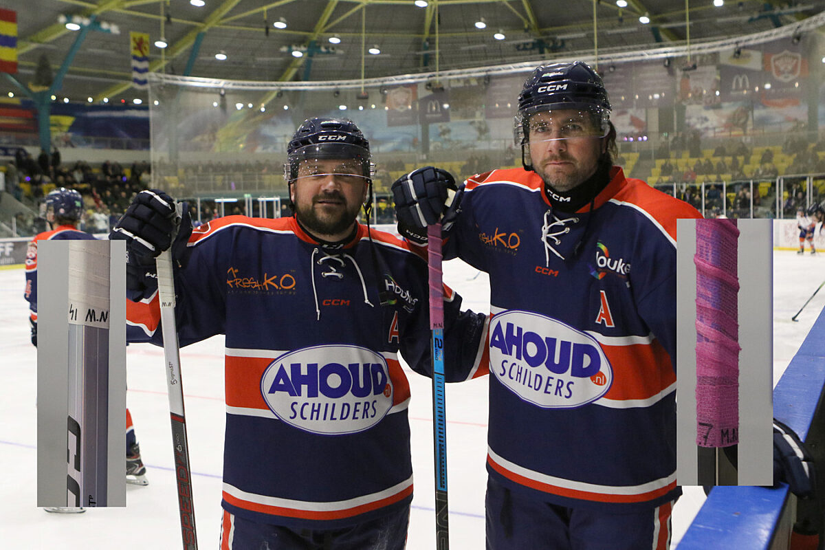 Levi Houkes (links) en Nick de Jong (rechts) met de initialen van de overleden supporter Marcel Nillesen op de sticks.