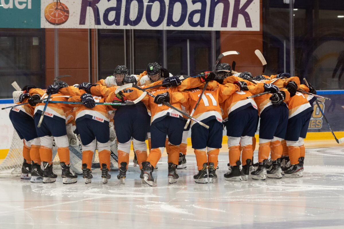 De TeamNL ijshockeyvrouwen in een huddle voor de onlangs gehouden oefeninterland Italië.