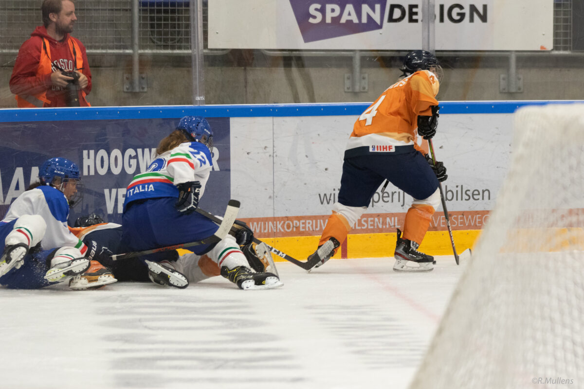 Oranje wint een duel aan de boarding in een interland tegen Italië