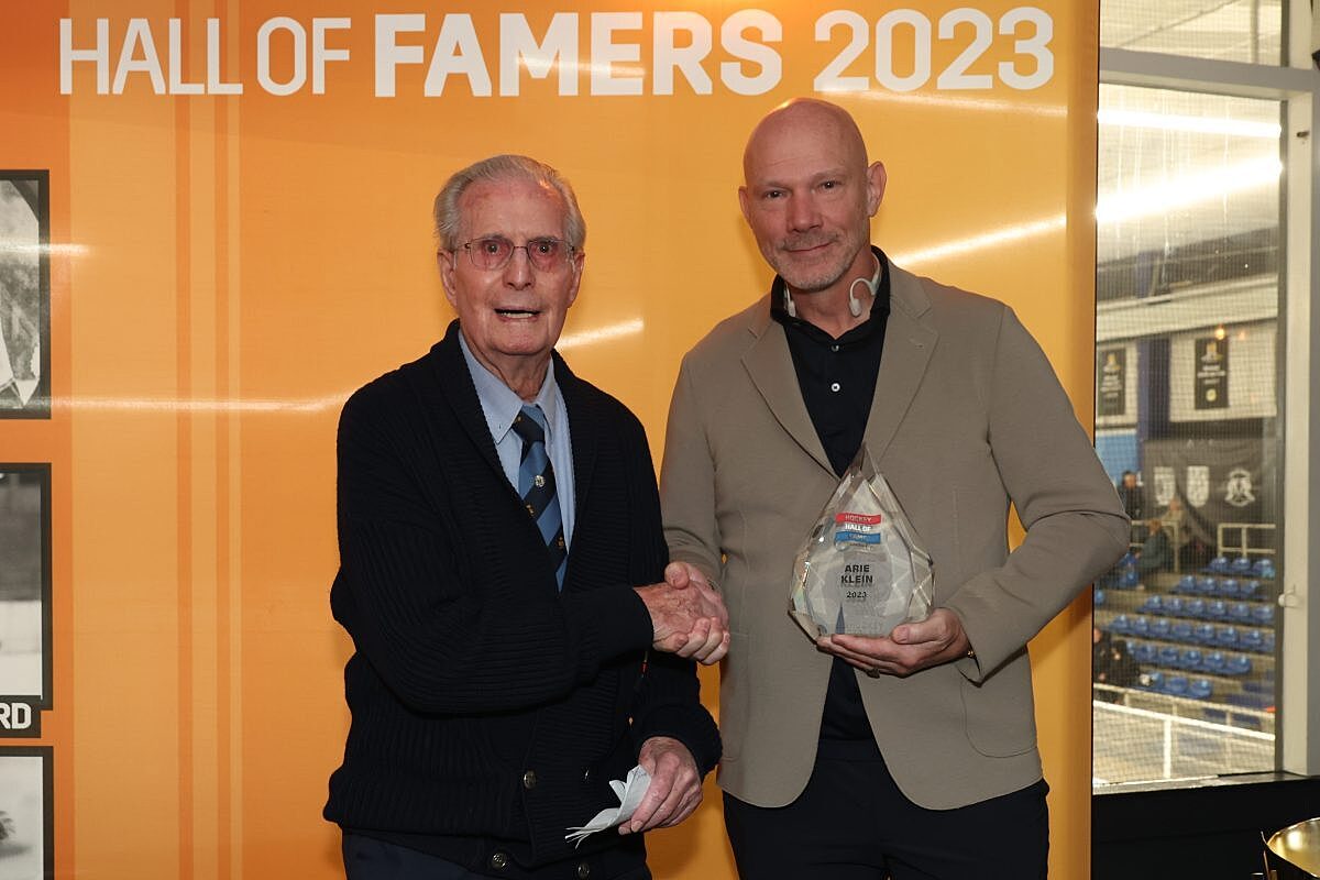 Arie Klein bij zijn opname in de Hall of Fame, met rechts lid van de Verkiezingscommissie Geoffrey del Monte Lyon