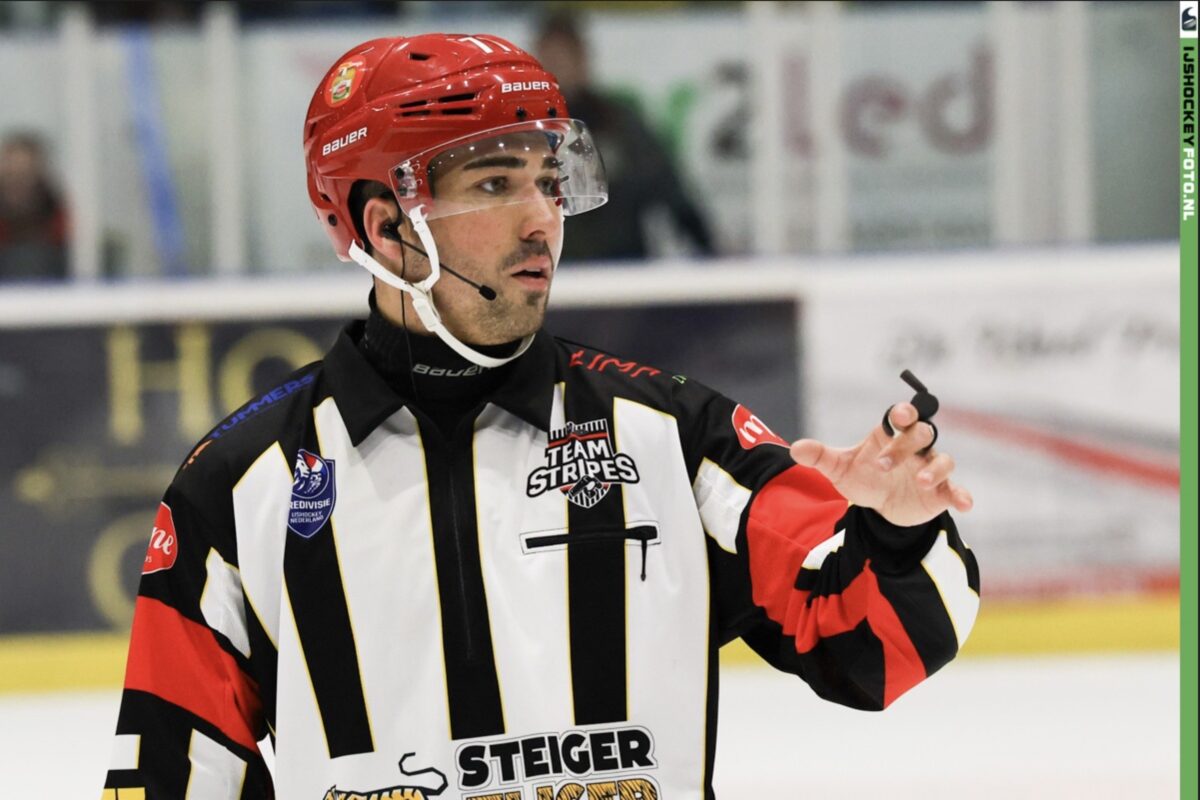 Scheidsrechter Jeroen Klijberg in actie in de halve finales van de play-offs in de Eredivisie