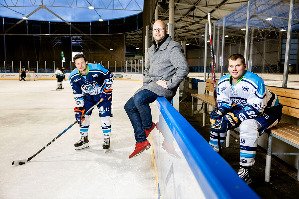 Yeti’s voorzitter Roy Slond (midden): ,,We willen niet dat onze leden veel voor het eerste team moeten gaan betalen.”