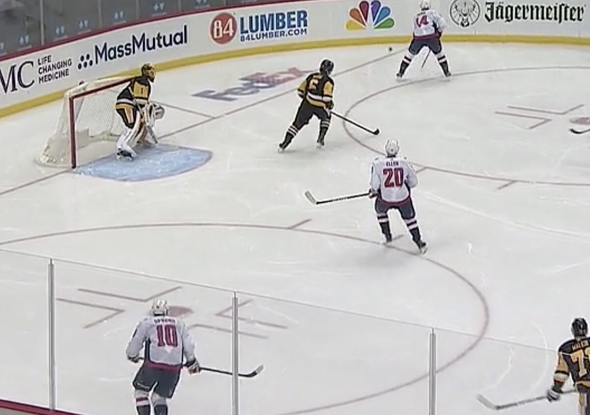 Daniel Sprong maakte tegen Pittsburgh zijn rentree in de NHL