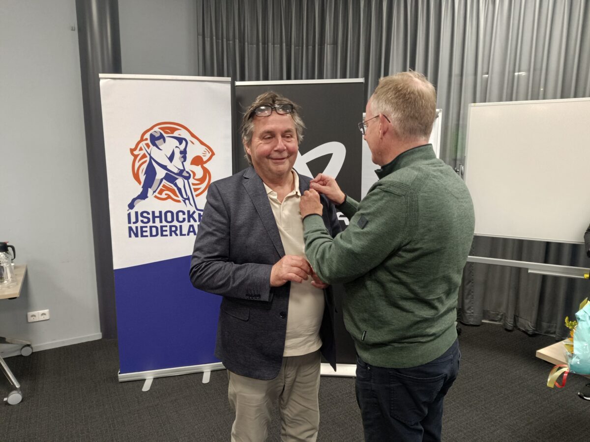 Jacob van Gelder geëerd als lid van verdienste bij IJshockey Nederland