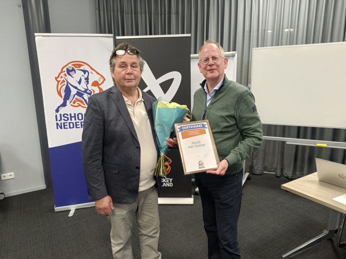 Jacob van Gelder geëerd als lid van verdienste bij IJshockey Nederland