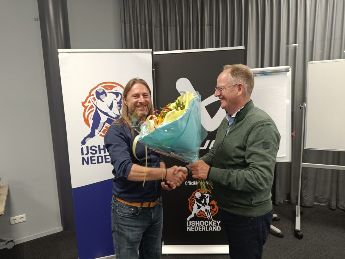 Leonidas Pakos geëerd als lid van verdienste bij IJshockey Nederland