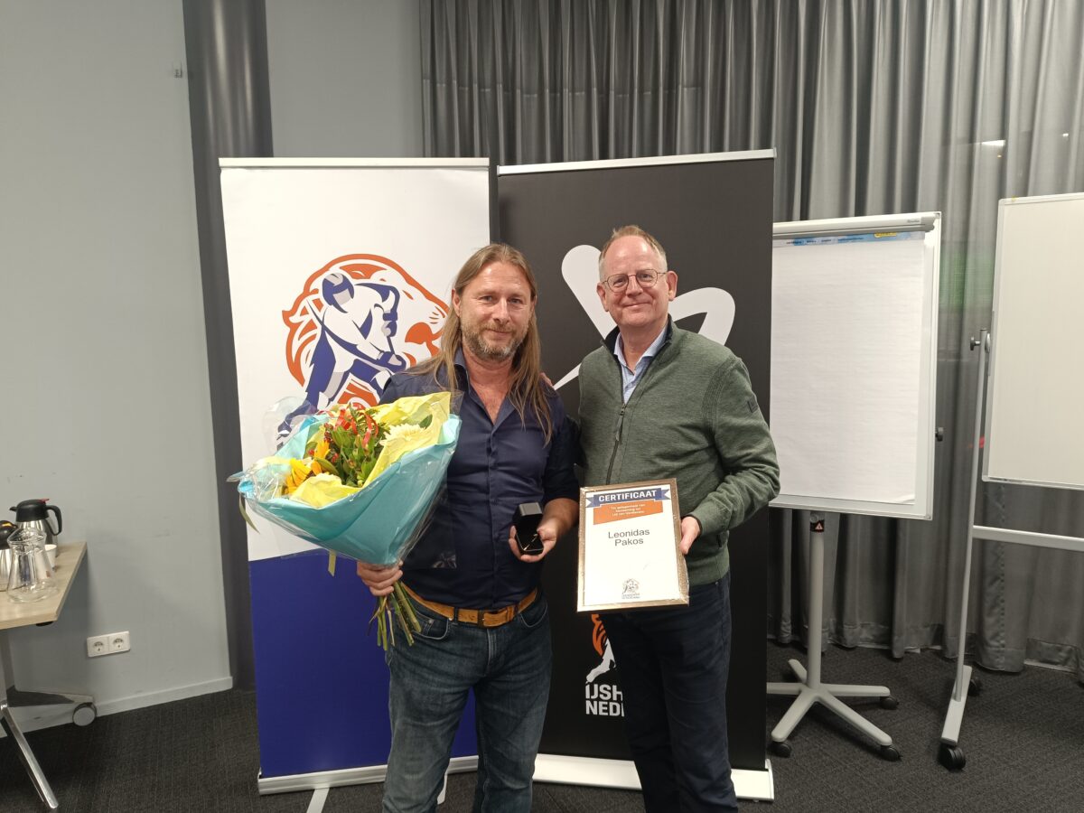 Leonidas Pakos geëerd als lid van verdienste bij IJshockey Nederland