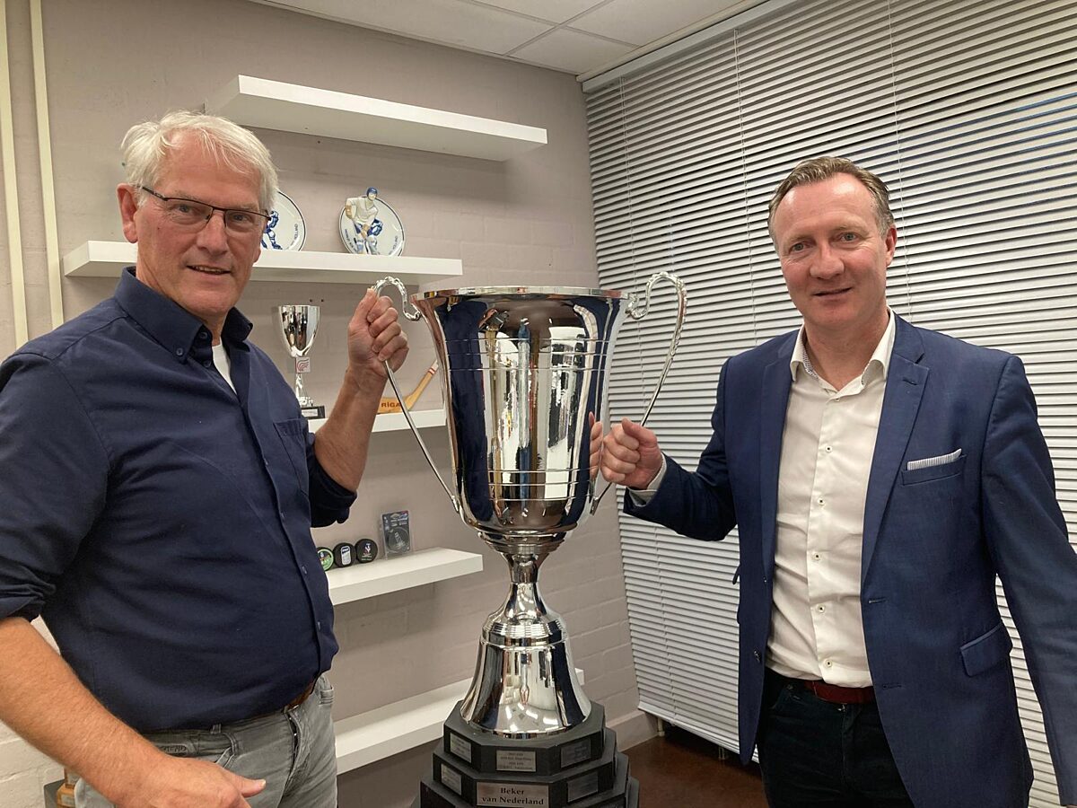 Theo van Gerwen en Michel Pothuizen van Inventum Technologies houden de Cup omhoog