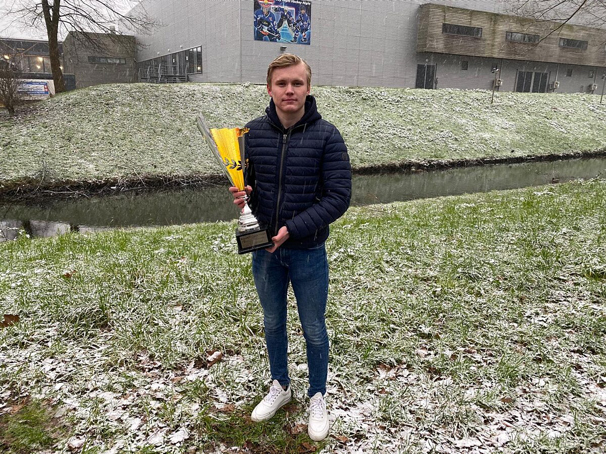 Bjorn Borgman met de Bennie Tijnagel-Trofee 2019-20