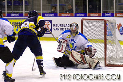 Tilburg Trappers in actie tijdens het toernooi om de Continental Cup in eigen stadion