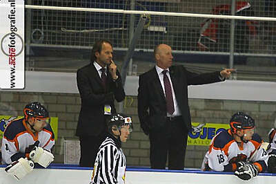 Doug Mason in 2010 in de bank bij Oranje samen met Tommie Hartogs.