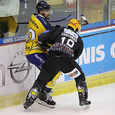 Thialf Icehockey Cup Trappers Iserlohn Fortunus checkt Mitch Bruijsten