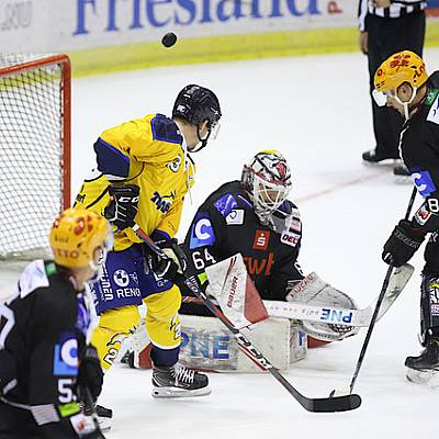 Thialf Icehockey Cup Trappers Iserlohn puck in de lucht