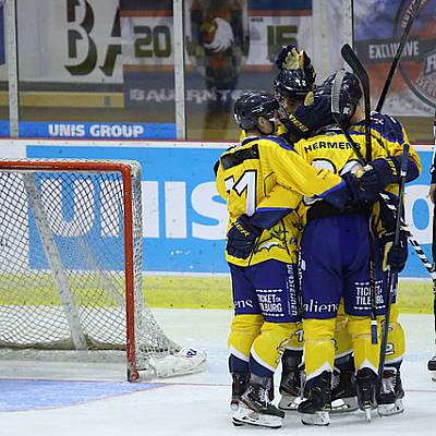 Thialf Icehockey Cup Trappers Iserlohn Tilburg juicht na doelpunt