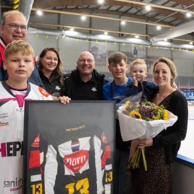 Marne Moster directeur Paul de Vries met ingelijst referee shirt