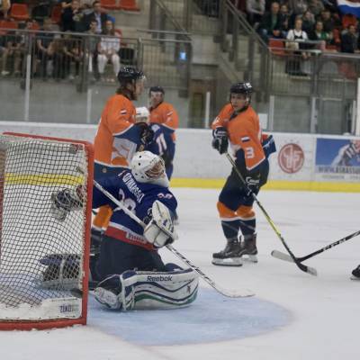 Nederland I Jsland oefenwedstrijd puck net naast
