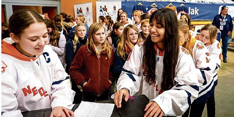 Zoey Kramer tussen jeugdige fans