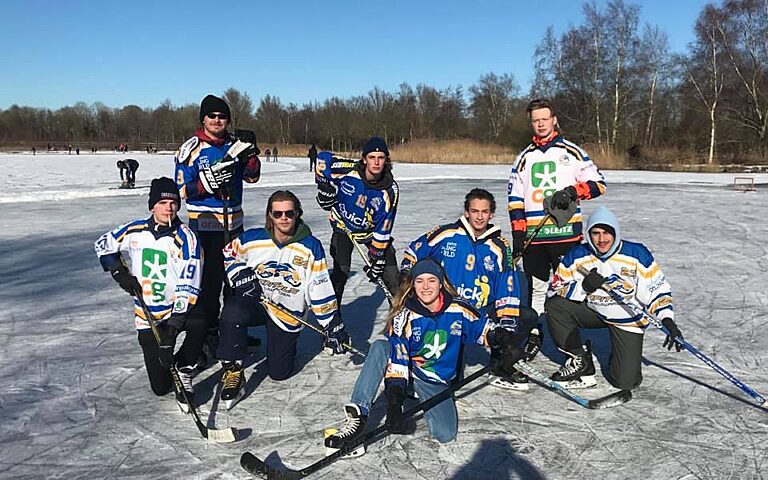 Spelers van Orangegas Capitals Leeuwarden op natuurijs in februari 2021