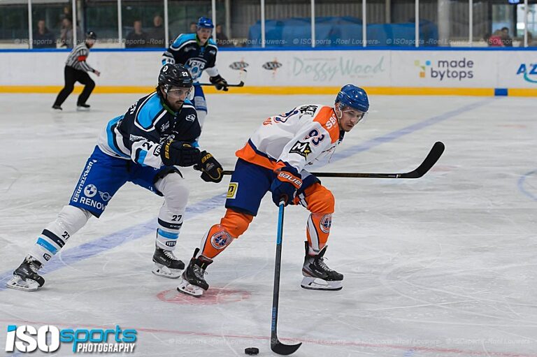 Michelle Noë houdt haar tegenstander in de gaten