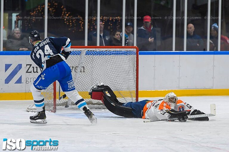 Michelle Noë houdt haar tegenstander in de gaten